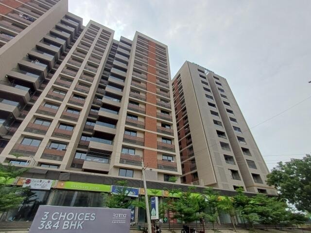 Turquoise Glamouere - side view in Ahmedabad